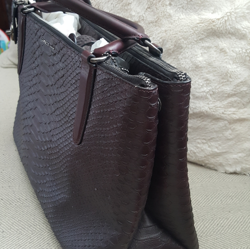 STUNNING Brand New Embossed Python Coach Purse - Picture 4 of 5